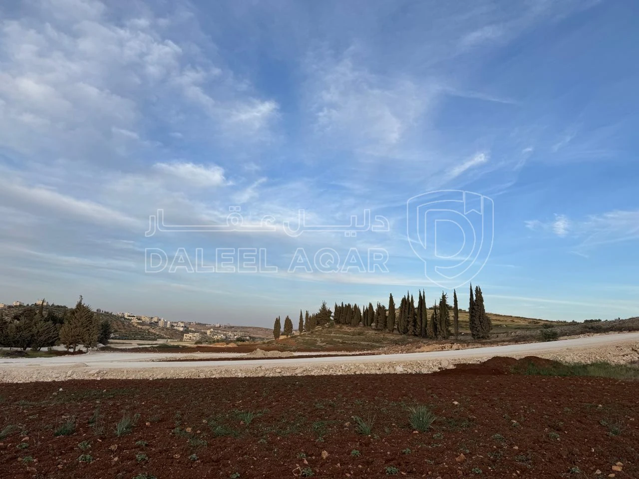 أرض في بلعاس - يبعد 6 دقائق عن طريق المطار - 169,900 دأ - صورة 1